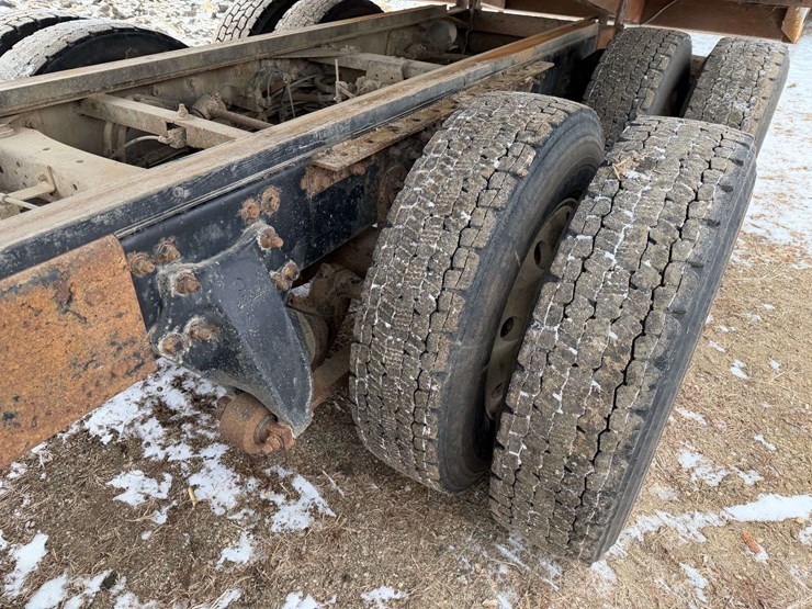 2006-freightliner-columbia-grain-truck,-549,000-miles,-8-year-old-box,-eaton-speed-shift-10-speed-tr-image-79