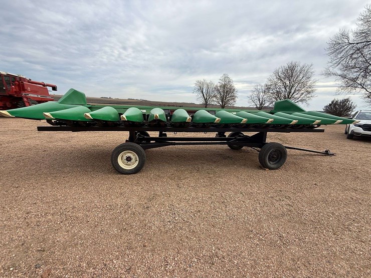 2024-john-deere-12-image-3