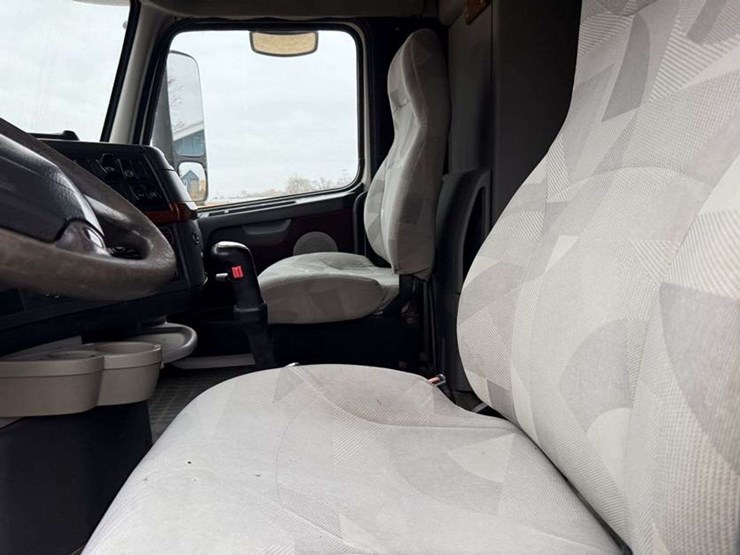 2005-volvo-sleeper-semi,-cummins-isx-engine,-13-speed-eaton-transmission,-wet-kit,-aluminum-front-an-image-33