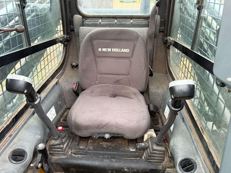 new-holland-l225-image-21