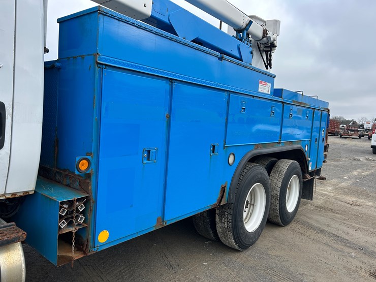 2010-international-7400-image-8