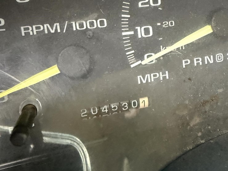 1995-gmc-suburban-image-3