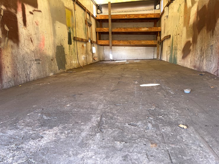 #1135-•-2002-gmc-c6500-van-truck-(has-mn-title)-image-20