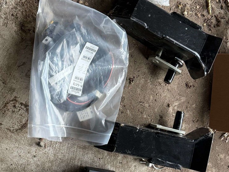 western-v-snow-plow,-8’6”,-right-or-left-swing,-scoop-or-v-plow,-comes-with-mounting-brackets-to-fit-image-14