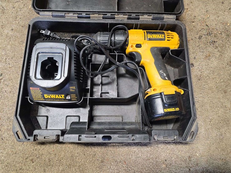 dewalt-9.6v-cordless-drill-with-battery-and-charger,-battery-in-unknown-working-condition-image-2