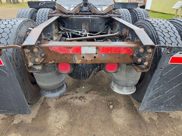 2007-freightliner-cl120-day-cab-semi,-978,000-miles,-detroit-series-60-–-14l-engine,-515hp,-10-speed-image-46