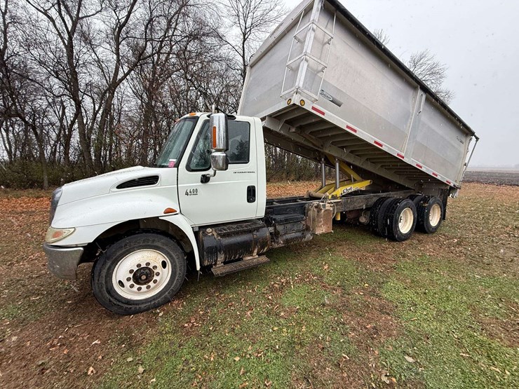 2004-international-durastar-4400-image-18