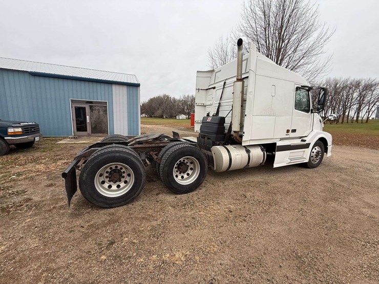 2005-volvo-sleeper-semi,-cummins-isx-engine,-13-speed-eaton-transmission,-wet-kit,-aluminum-front-an-image-13