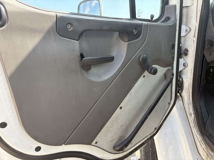 2004-freightliner-m2-business-class-semi-tractor,-day-cab,-mercedes-460,-10-speed,-jake-brake,-lopro-image-23