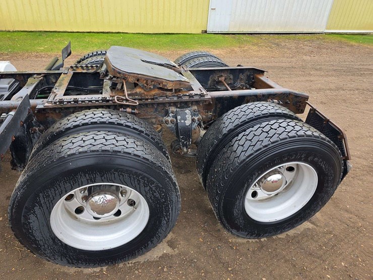 2007-freightliner-cl120-day-cab-semi,-978,000-miles,-detroit-series-60-–-14l-engine,-515hp,-10-speed-image-39