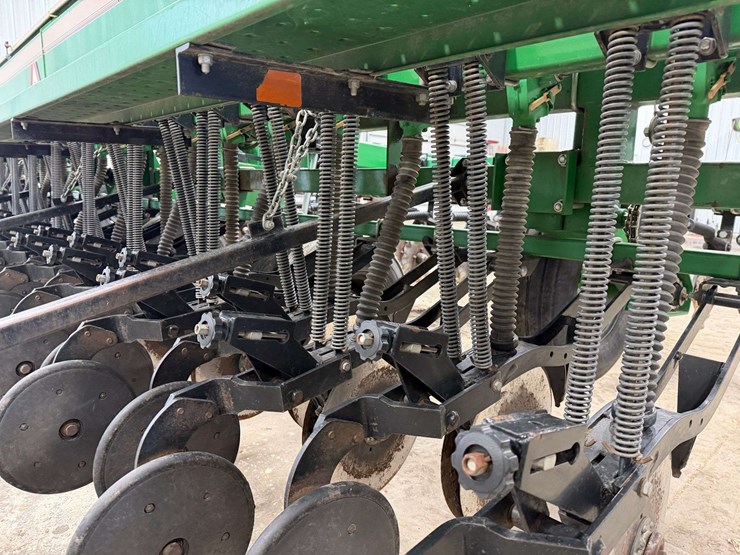 great-plains-20’-grain-drill,-10”-spacing,-3pt-converted-into-a-pull-type,-has-markers,-front-coulte-image-28