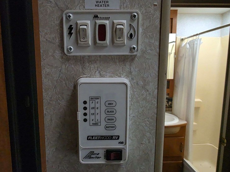 2004-prowler-fleetwood-5th-wheel-rv,-model-255-bhs,-12’-slide-out,-newer-19’-awning,-1-queen-front-b-image-51