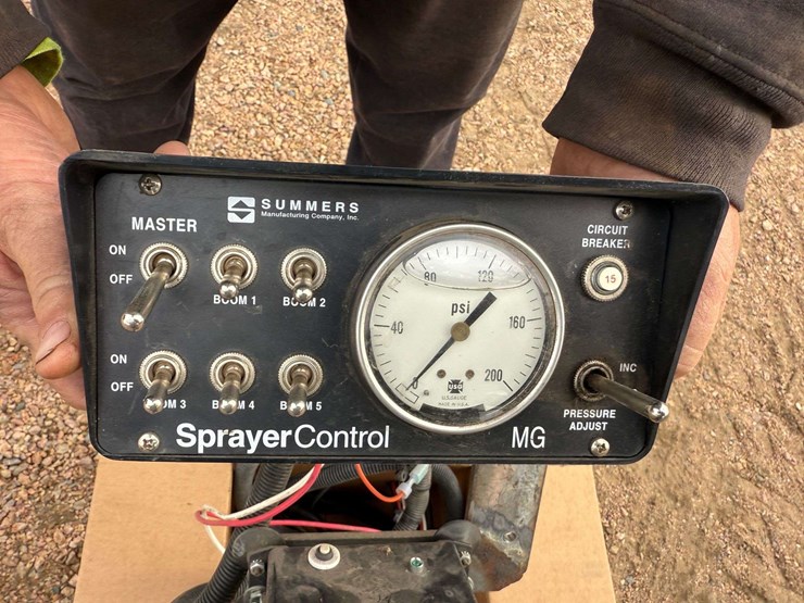 summers-90’-sprayer,-3pt-hookup,-500-gallon-tank,-5-section-shut-offs,-comes-with-controller,-wings-image-16