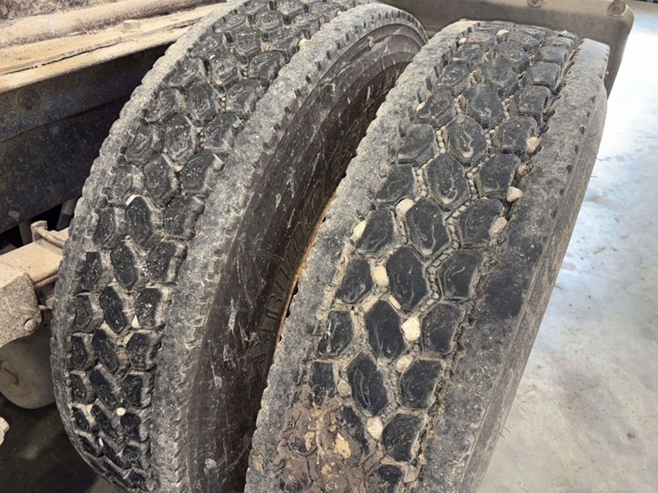 1983-international-co9670-cabover-semi-tractor,-xl-series,-400-cummins,-13-speed,-11r24.5-rears-on-s-image-9