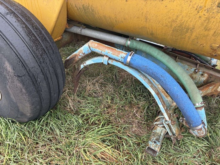 liquid-manure-vacuum-tank,-19l-16.1-tires,-540-,-(1/2-pto-missing),-(2)-hyd-injector-shanks,-approx-image-14