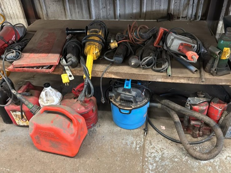 #183-•-contents-of-second-shelf-and-floor-underneath*-image-1