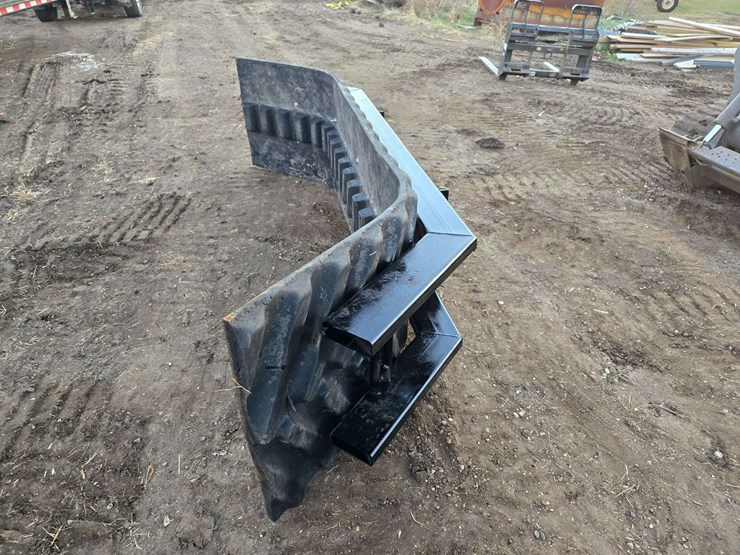 m&j-oldenburg-manufacturing-skidloader-mount-rubber-snow/manure-pusher-image-5