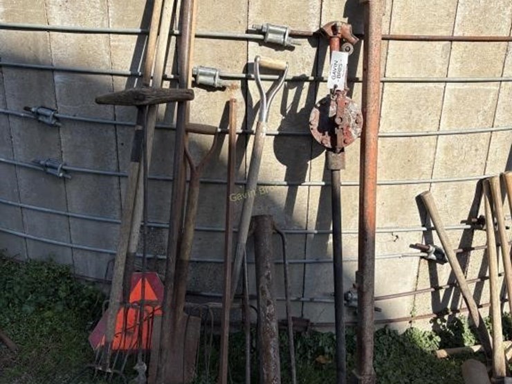 wagon-toque-&-yard-tools-image-1