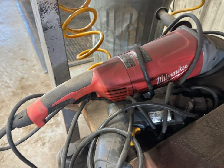 #183-•-contents-of-second-shelf-and-floor-underneath*-image-6