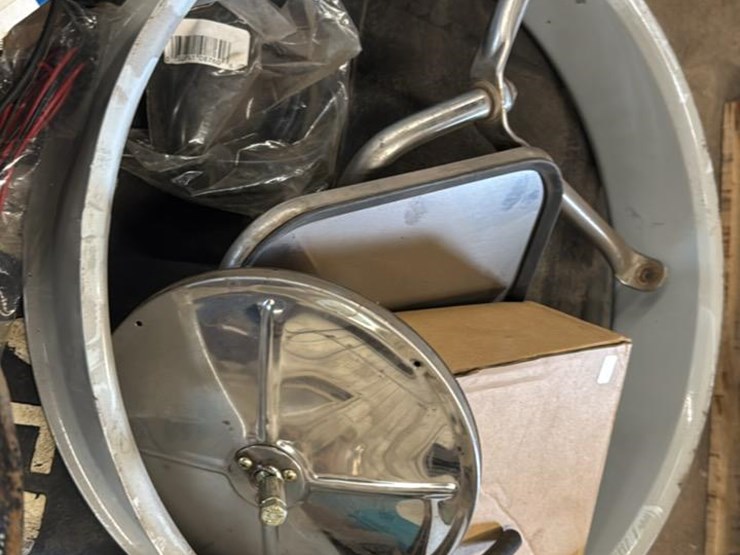 #189-•-skid-of-miscellaneous-truck-parts*-image-8