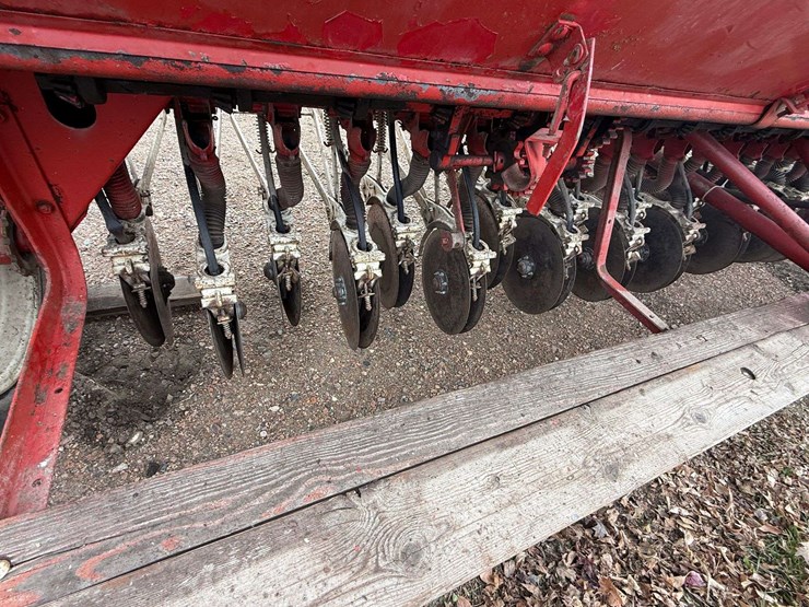 international-172-grain-drill-with-grass-seeder,-6”-spacing-with-hitch-and-hydraulic-plumbing-image-16