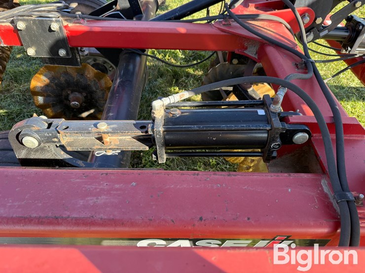 case-ih-330-image-16