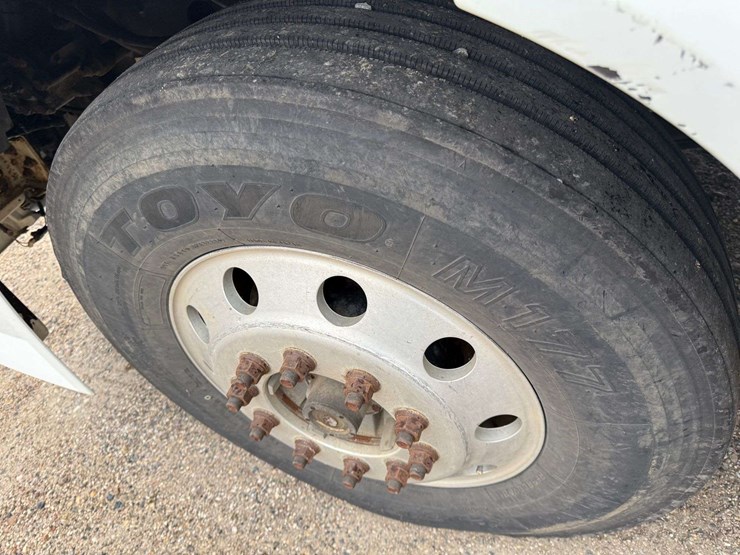 2005-volvo-sleeper-semi,-cummins-isx-engine,-13-speed-eaton-transmission,-wet-kit,-aluminum-front-an-image-25