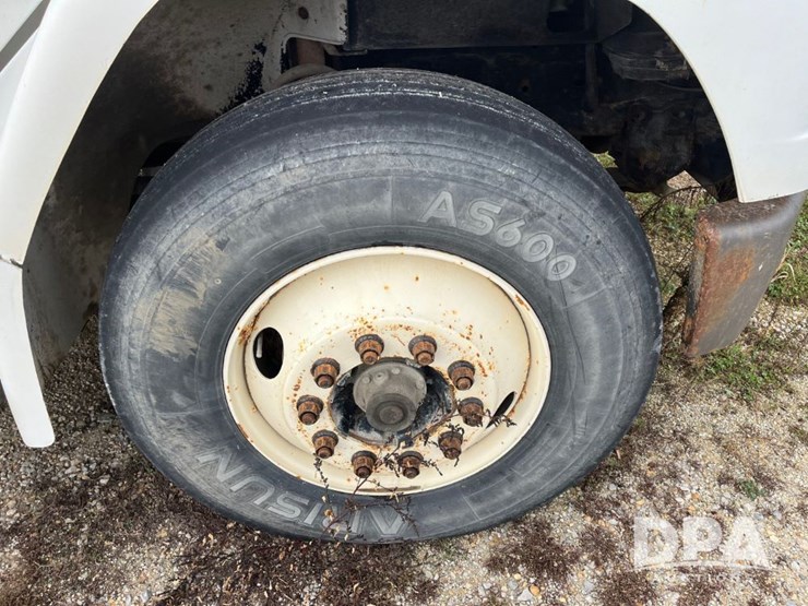 1999-freightliner-fl70-image-22