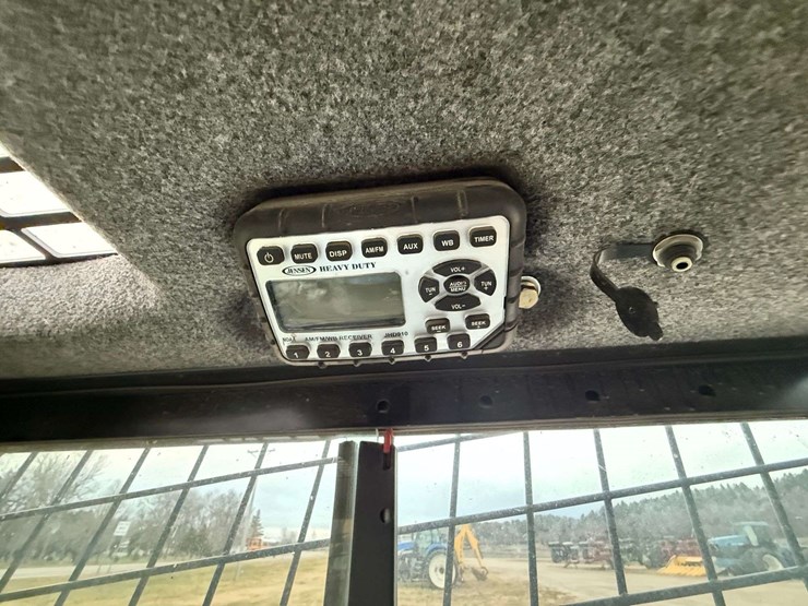 new-holland-l225-image-27