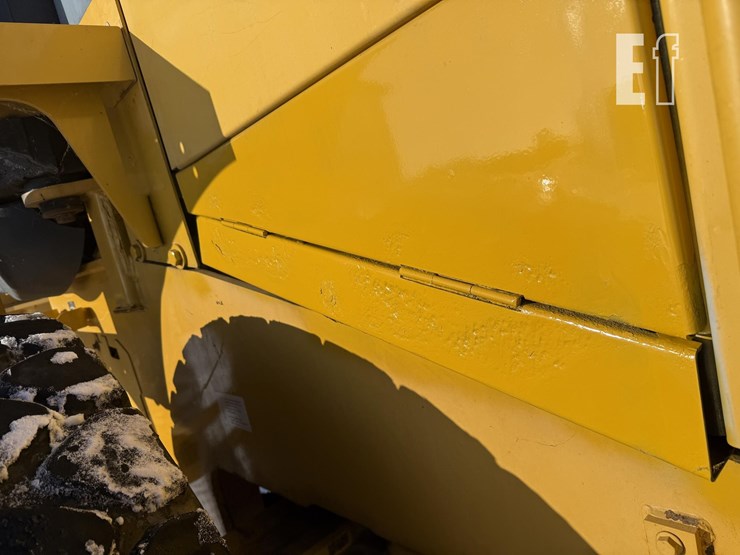 2011-deere-624k-image-31