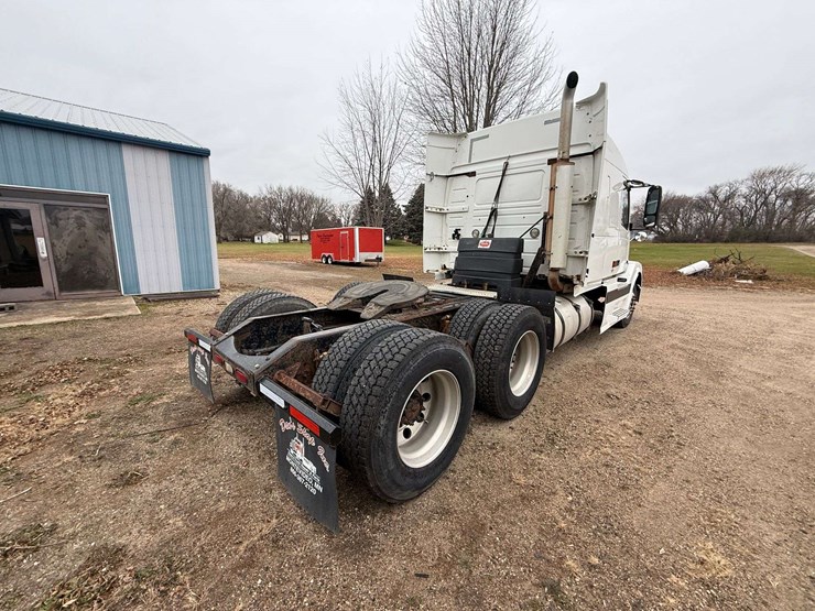 2005-volvo-sleeper-semi,-cummins-isx-engine,-13-speed-eaton-transmission,-wet-kit,-aluminum-front-an-image-15
