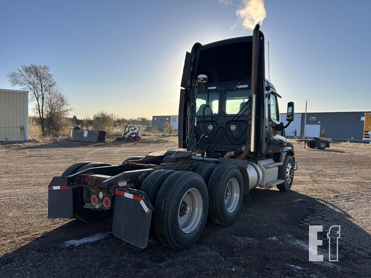 2012-freightliner-cascadia-125-image-9