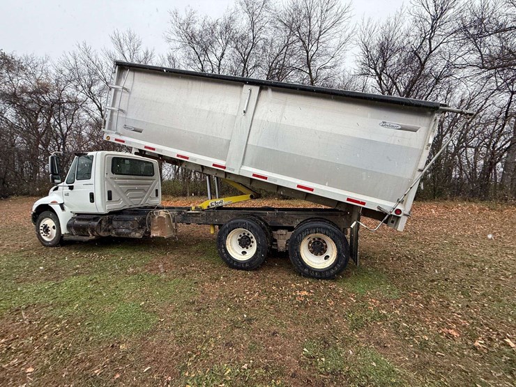 2004-international-durastar-4400-image-15