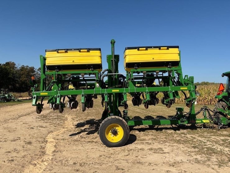 2023-john-deere-1745-image-3