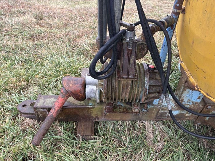 liquid-manure-vacuum-tank,-19l-16.1-tires,-540-,-(1/2-pto-missing),-(2)-hyd-injector-shanks,-approx-image-12