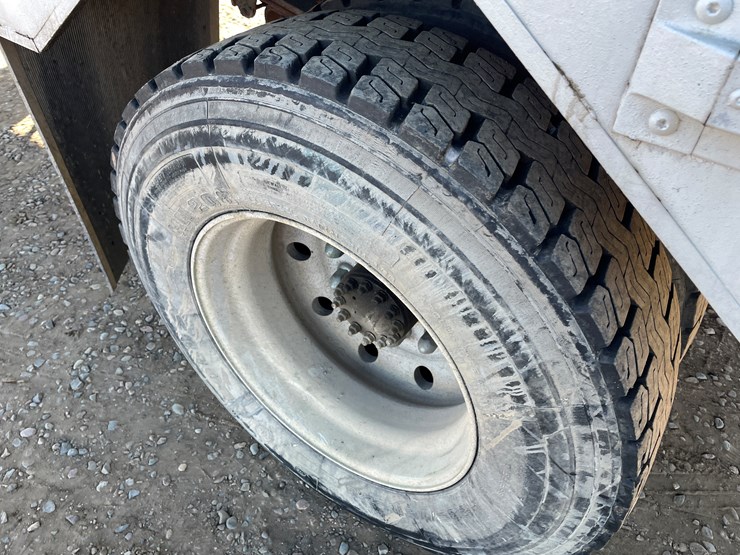 #1135-•-2002-gmc-c6500-van-truck-(has-mn-title)-image-12