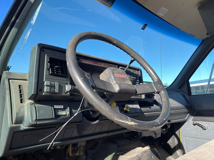 #1135-•-2002-gmc-c6500-van-truck-(has-mn-title)-image-27