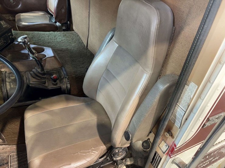 1983-international-co9670-cabover-semi-tractor,-xl-series,-400-cummins,-13-speed,-11r24.5-rears-on-s-image-30