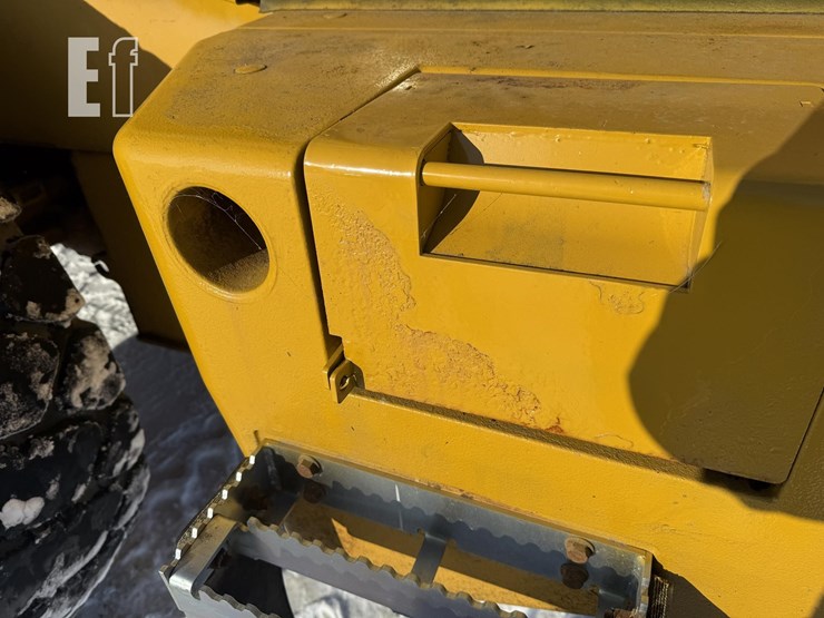 2011-deere-624k-image-30