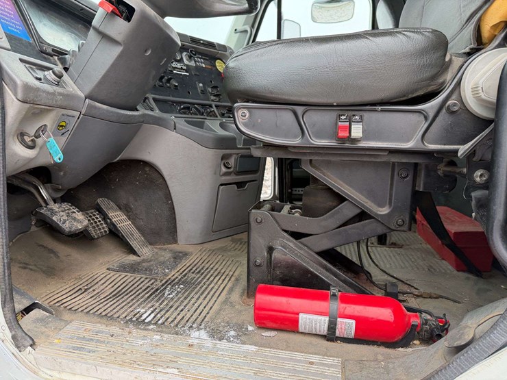 2006-freightliner-columbia-grain-truck,-549,000-miles,-8-year-old-box,-eaton-speed-shift-10-speed-tr-image-48