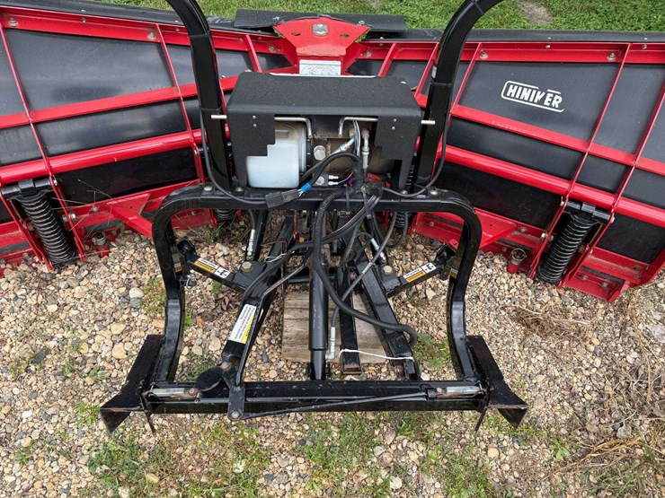 2018-hiniker-poly-snowplow-with-mounts-for-a-99-01-3/4-ton-chevrolet,-has-controller-image-6