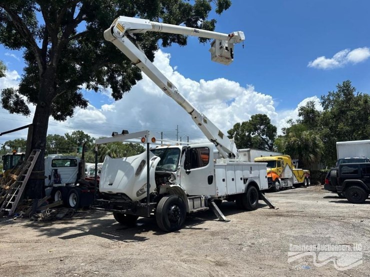 2013-freightliner-m2-106-image-14