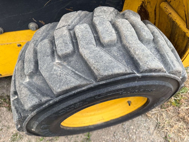 new-holland-l225-image-15