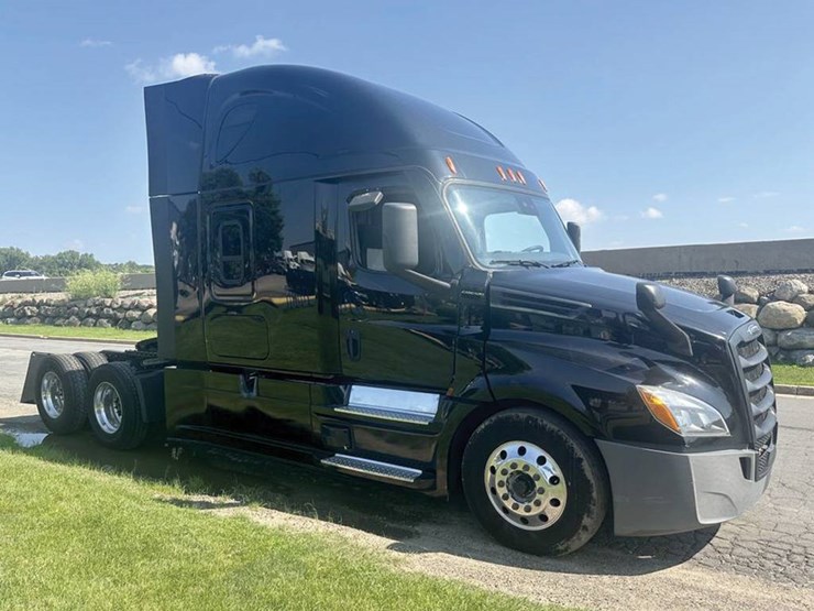 2021-freightliner-cascadia-126-image-1