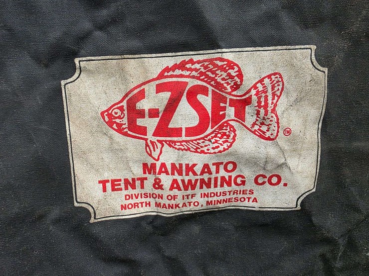 7.5’-x-5.5’-mankato-portable-fish/spearing-house,-2-hole-and-spear-hole-with-furnace-vent-image-8