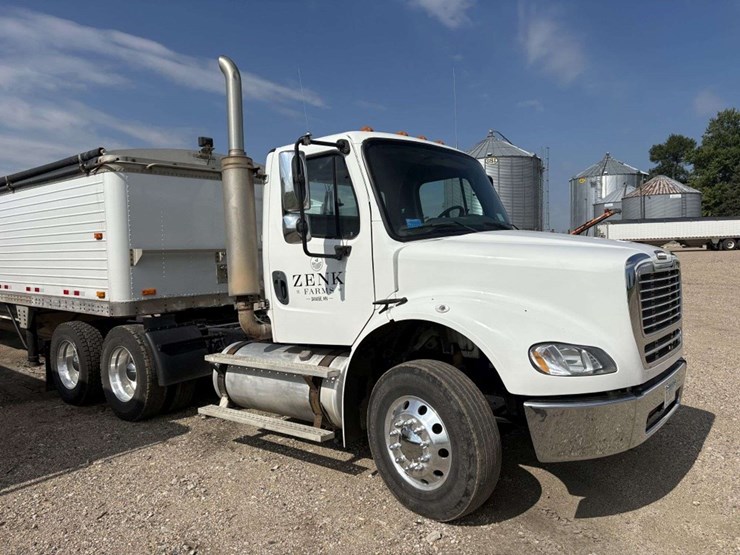 2004-freightliner-m2-business-class-semi-tractor,-day-cab,-mercedes-460,-10-speed,-jake-brake,-lopro-image-1