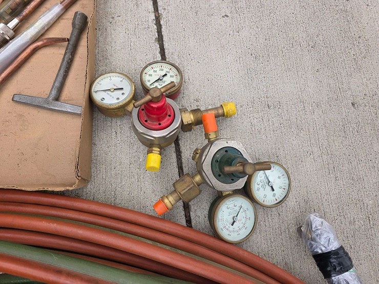 acetylene-smith-brand-torch,-hoses-and-misc,-freshly-rebuilt-regulator-and-misc-tips-image-5