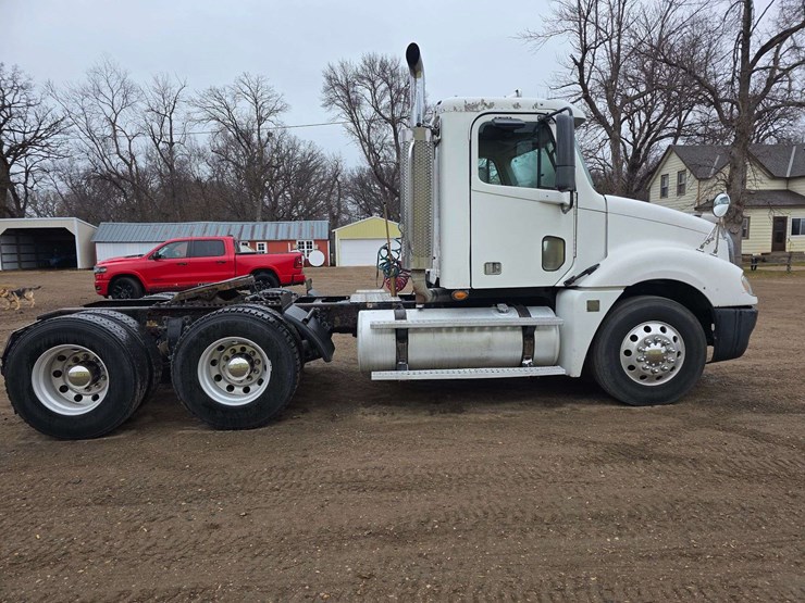 2007-freightliner-cl120-day-cab-semi,-978,000-miles,-detroit-series-60-–-14l-engine,-515hp,-10-speed-image-9