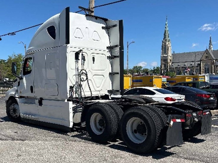 freightliner-cascadia-126-image-2