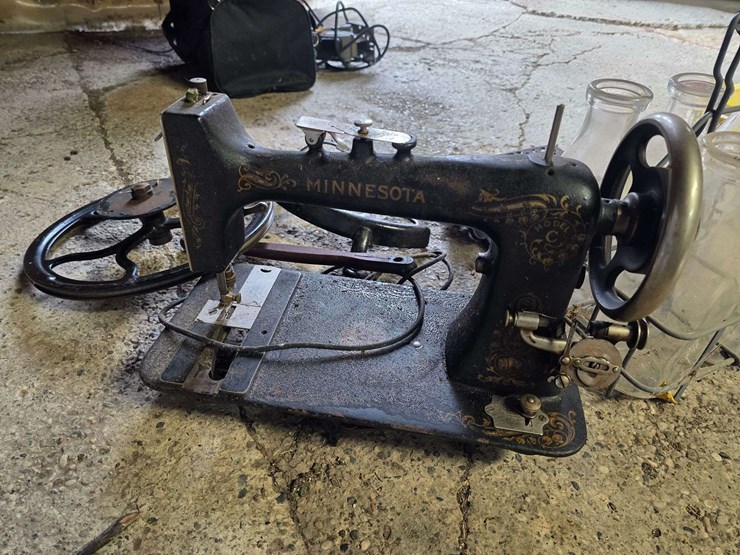 milk-carrier-with-6-glass-bottles,-minnesota-sewing-machine-w/misc-parts-image-7